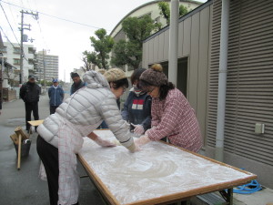 女性陣でついたお餅を丸めます